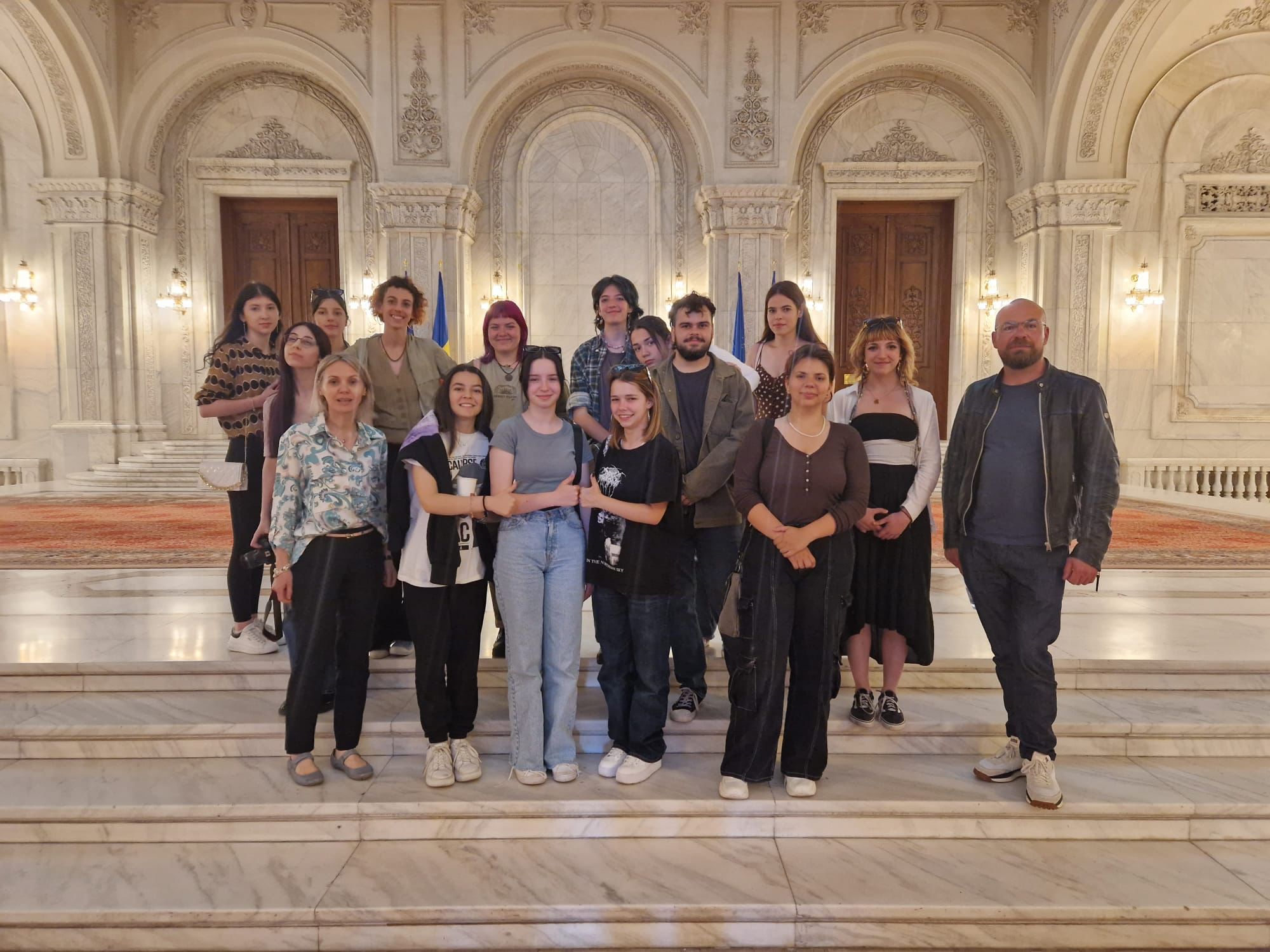 14 elevi de la Liceul de Artă din Sibiu și-au expus lucrările la Palatul Parlamentului într-o expoziție cu vânzare. Bani strânși vor fi donați