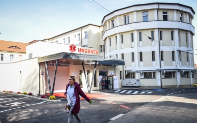 Pietonul lovit azi noapte de o mașină este ventilat mecanic, în stare foarte gravă