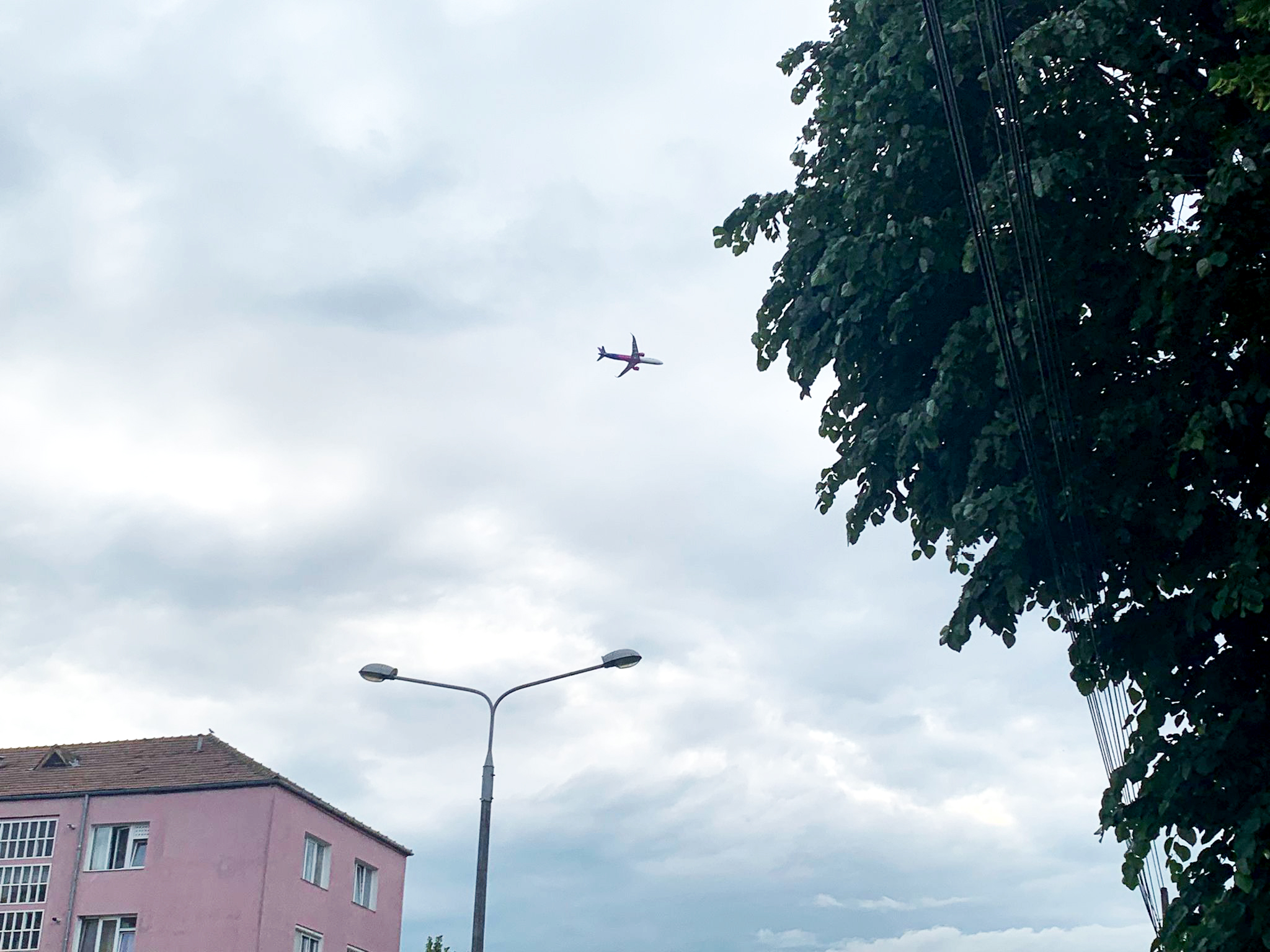 Un alt avion școală de la Wizz Air va survola cerul Sibiului până în jurul prânzului
