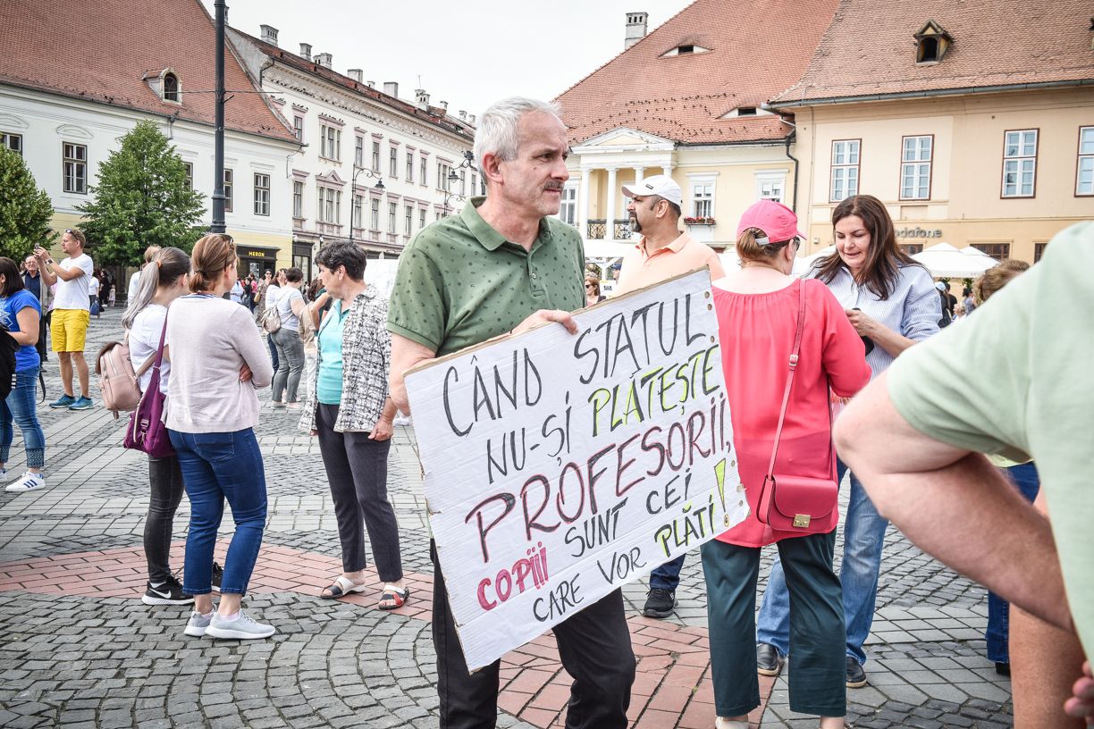 Protest educație: 1.800 de lei ia în mână o îngrijitoare de grădiniță care are grijă opt ore de copii între 3 și 5 ani. „Suntem și noi parte din greva aceasta”