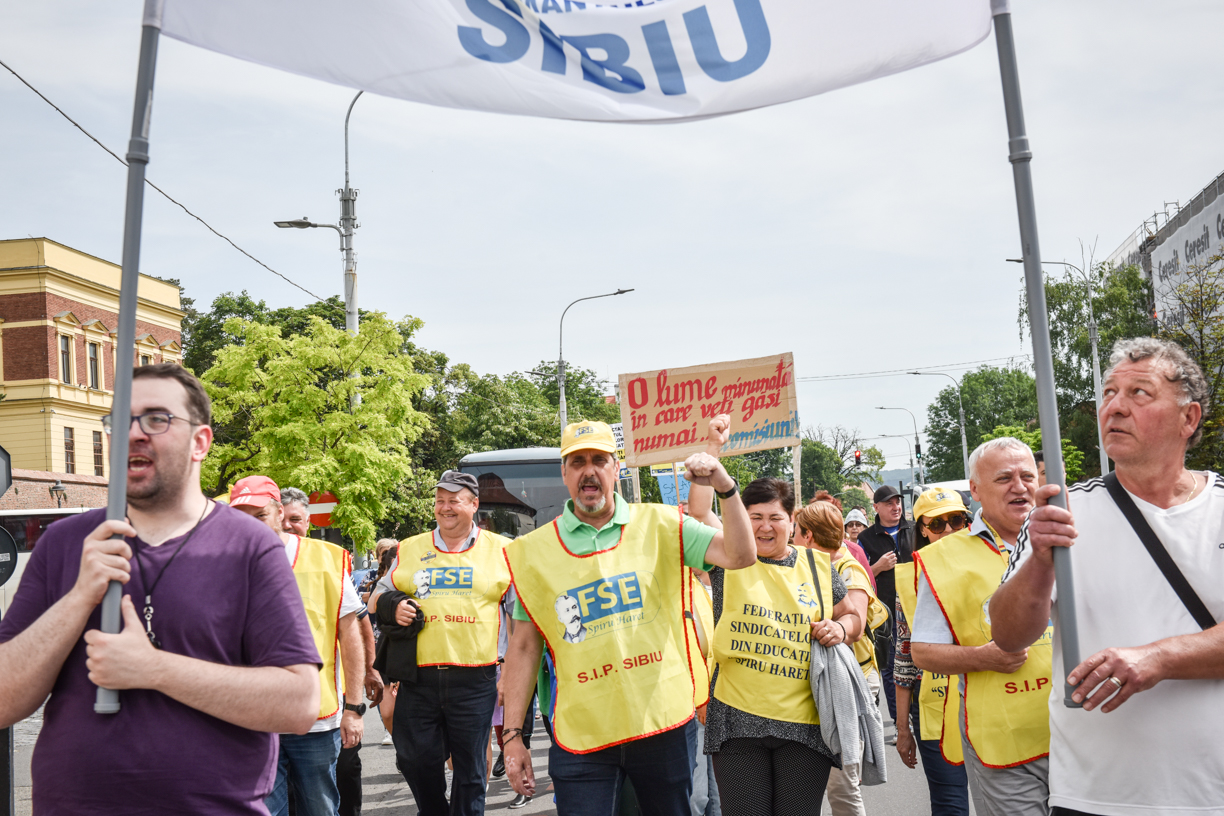 Peste 1.500 de sindicaliști din educație au plecat în marș prin Sibiu.  ”Fără educație moare orice nație”