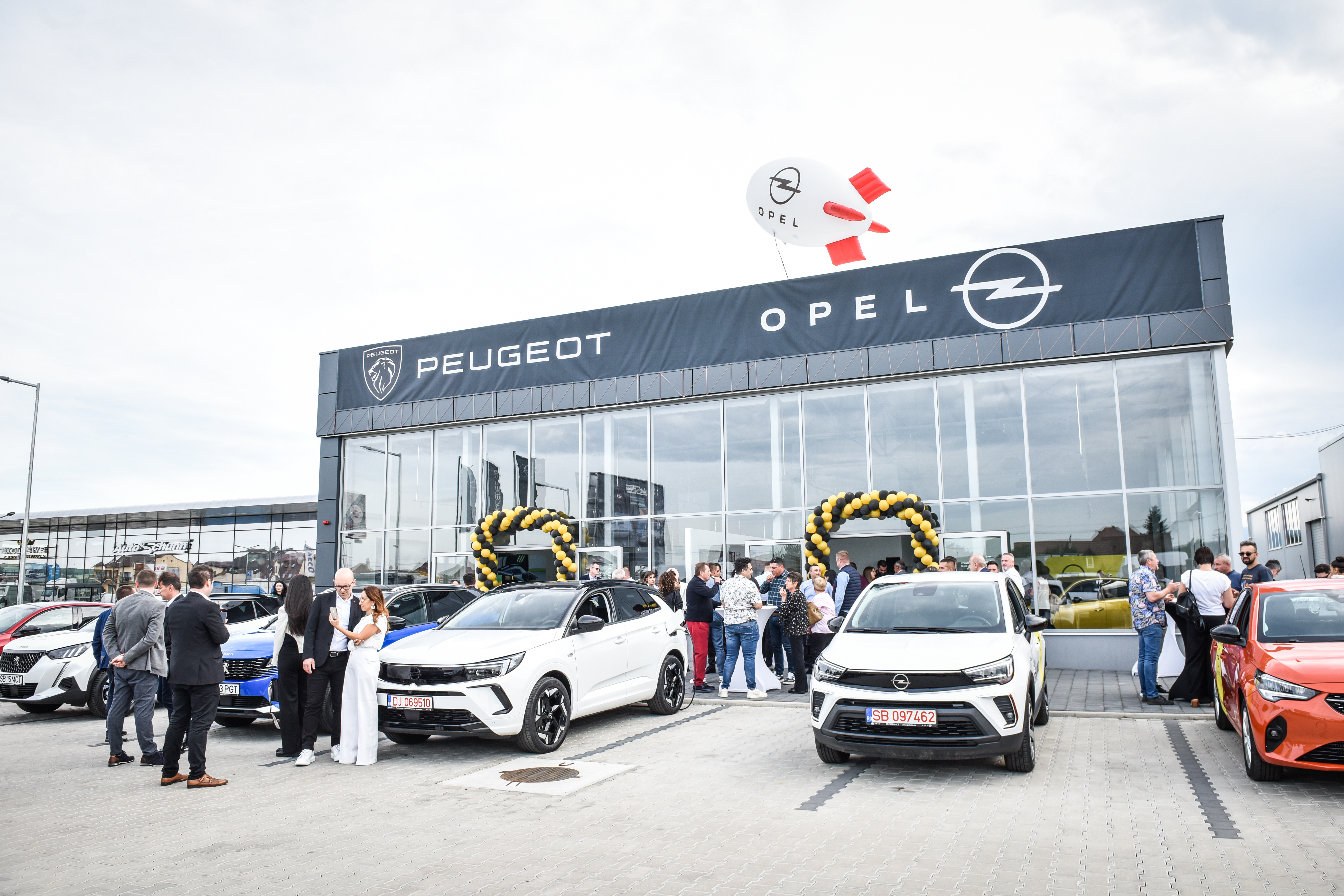 Mecatronics a deschis reprezentanță Opel și Peugeot, la Sibiu: „Cu mândrie, ne întregim familia auto”