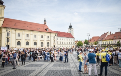 În fotografii. Profesorii aflați în grevă au umplut Piața Mare din Sibiu