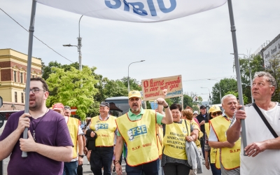 Peste 1.500 de sindicaliști din educație au plecat în marș prin Sibiu.  ”Fără educație moare orice nație”