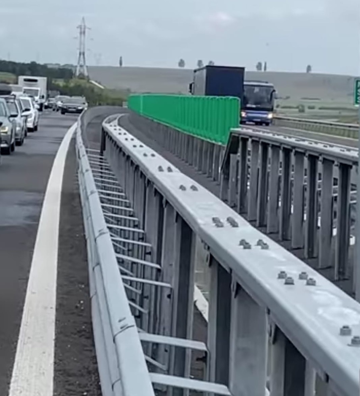 Autocar cu 32 de pasageri, surprins mergând cu spatele pe autostradă. Șoferul a fost amendat cu 1.305 lei