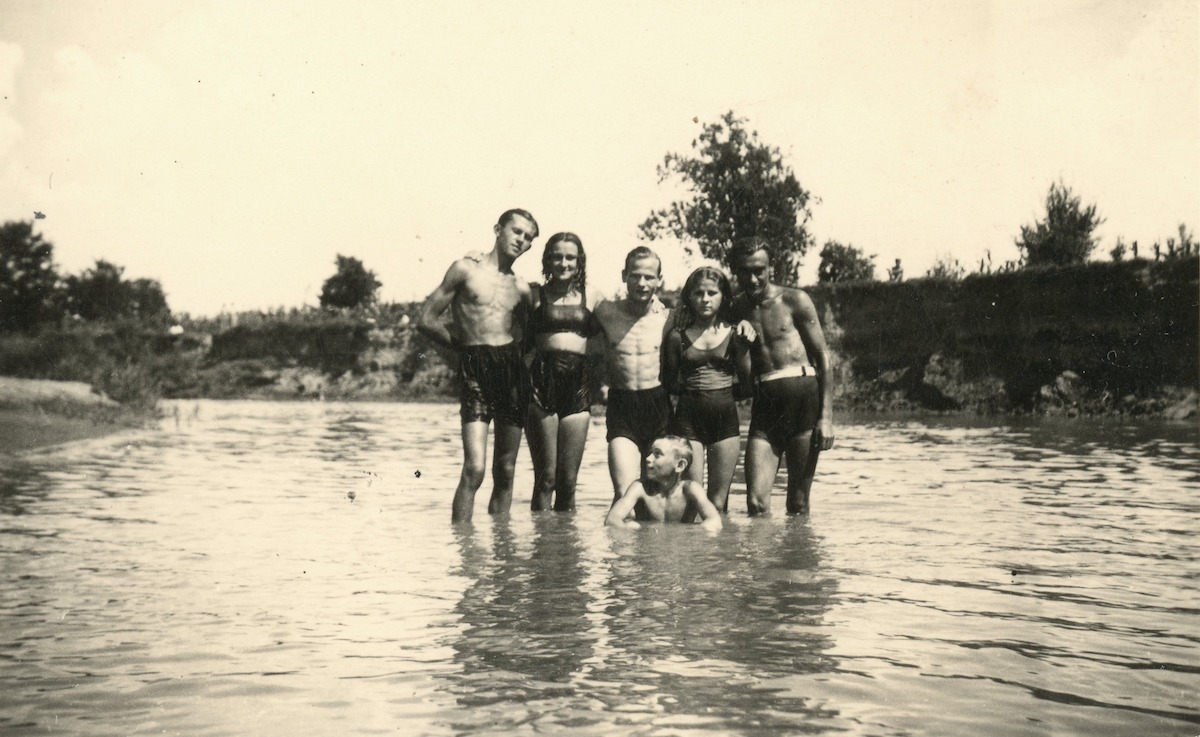 FOTO Istoria în fotografii a unei familii din Poiana Sibiului, în anii 30-40. Din transhumanță, la Mamaia, Ocna Sibiului și până în Crimeea, pe front