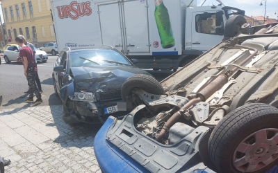 Mașină răsturnată la intersecția străzii 9 Mai cu Constituției