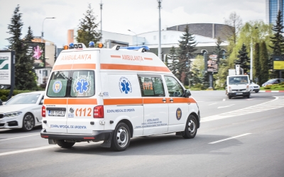 Un adolescent de 17 ani, la spital, după ce s-a dezechilibrat și a căzut de pe trotineta electrică, pe blvd Coposu