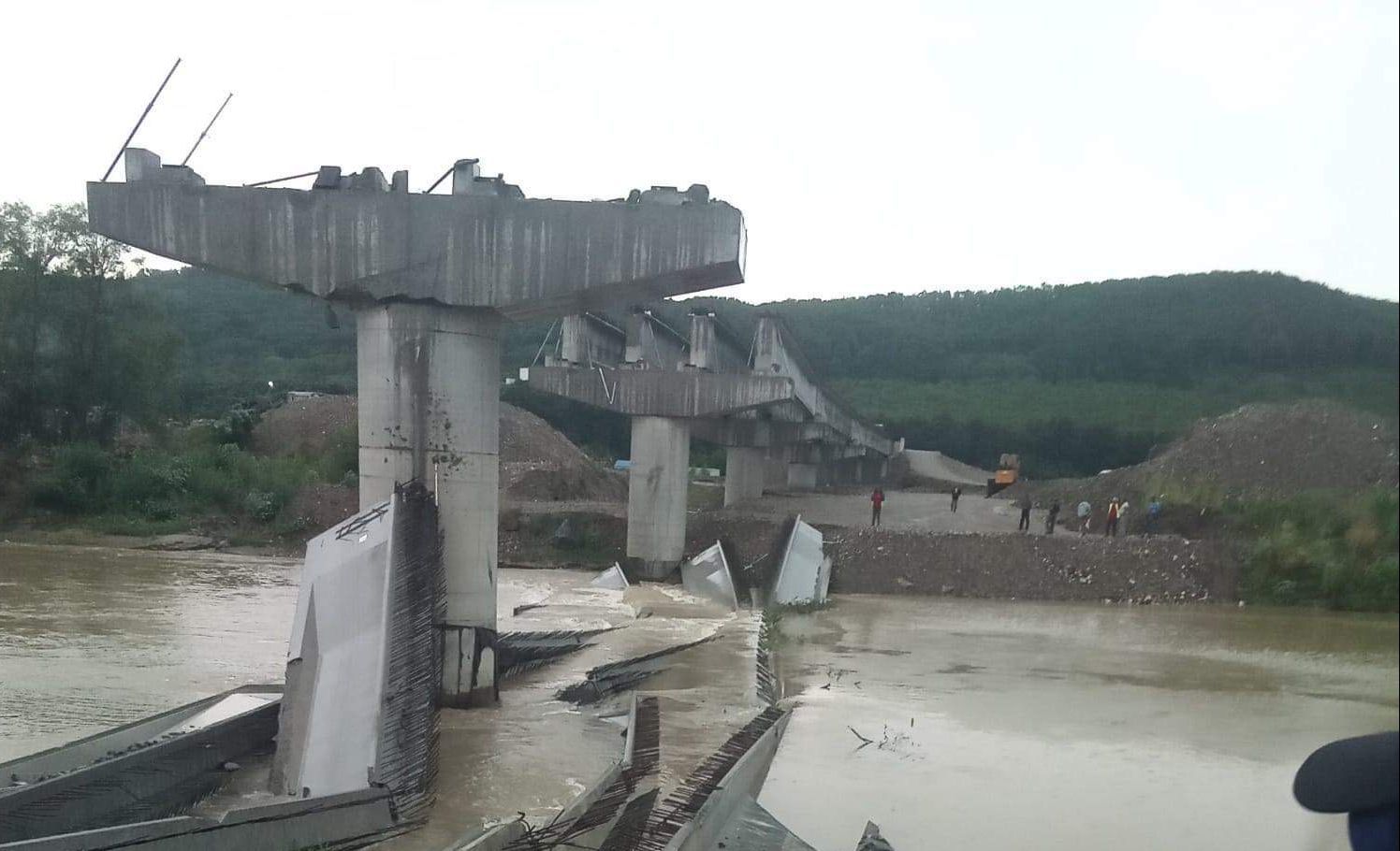 Grinzile unui pod în construcţie de pe râul Someş, prăbuşite de vijelie. „ A ridicat grinzile şi le-a răsturnat de la 20 de metri înălţime”