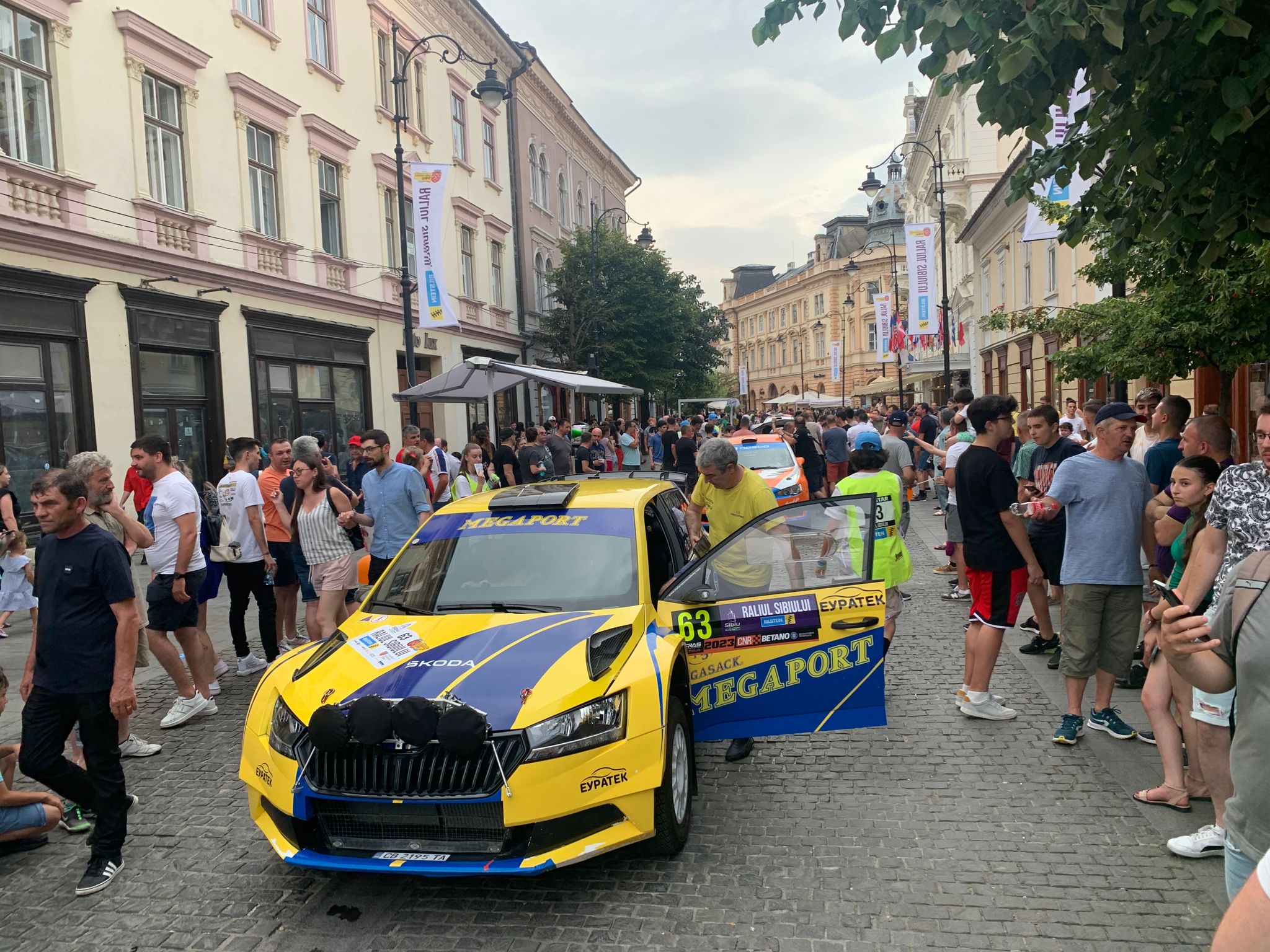 Needitat. Pasionații motorsportului s-au strâns în Piața Mare, la startul festiv al Raliului Sibiului
