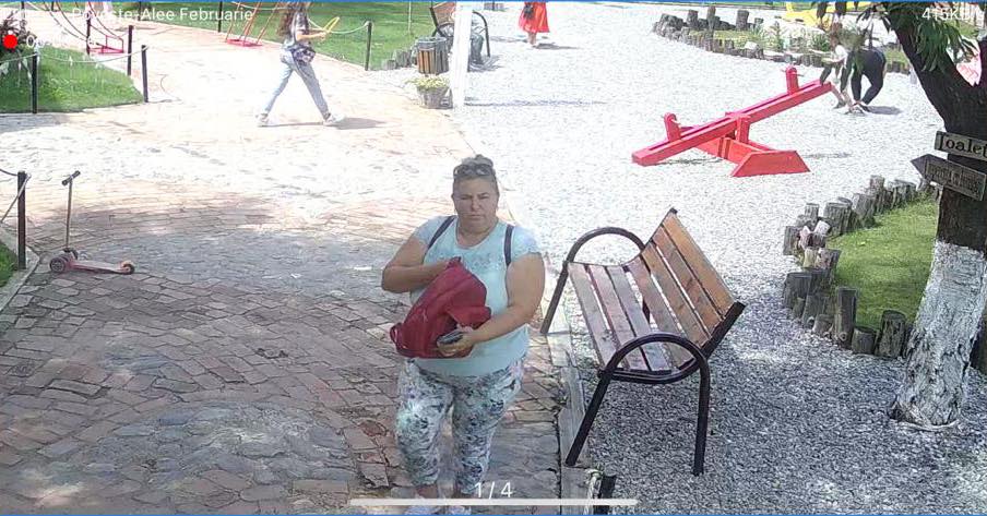 O femeie a sustras ghiozdanul unei fetițe care vizita „Povestea Calendarului”. Creatorii parcului cer ajutor pentru identificarea ei: „Nu acceptăm un astfel de comportament!”