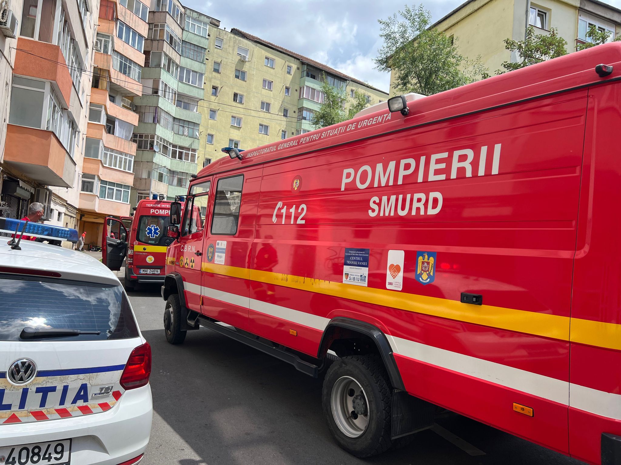 Incidentul din blocul de pe Iorga: doi iubiți s-au certat, iar femeia a folosit un spray lacrimogen. Amândoi au fost amendați de polițiști și jandarmi