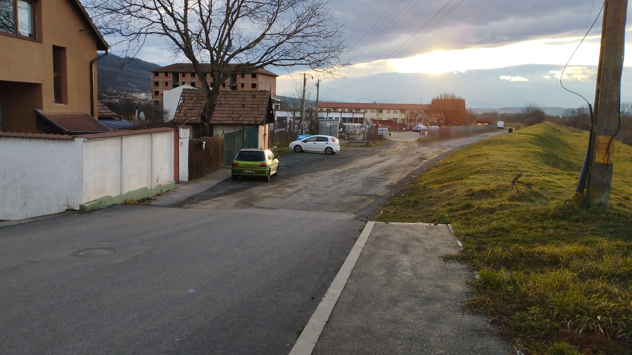 Le-a venit rândul: trei străzi de pământ din cartierul Gușterița vor fi asfaltate