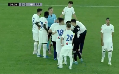 Fotbaliștii de la Farul, obligați în R. Moldova să-și schimbe tricourile care aveau denumirea unei case de pariuri. La Sibiu s-a făcut reclamă pe cer, cu drone