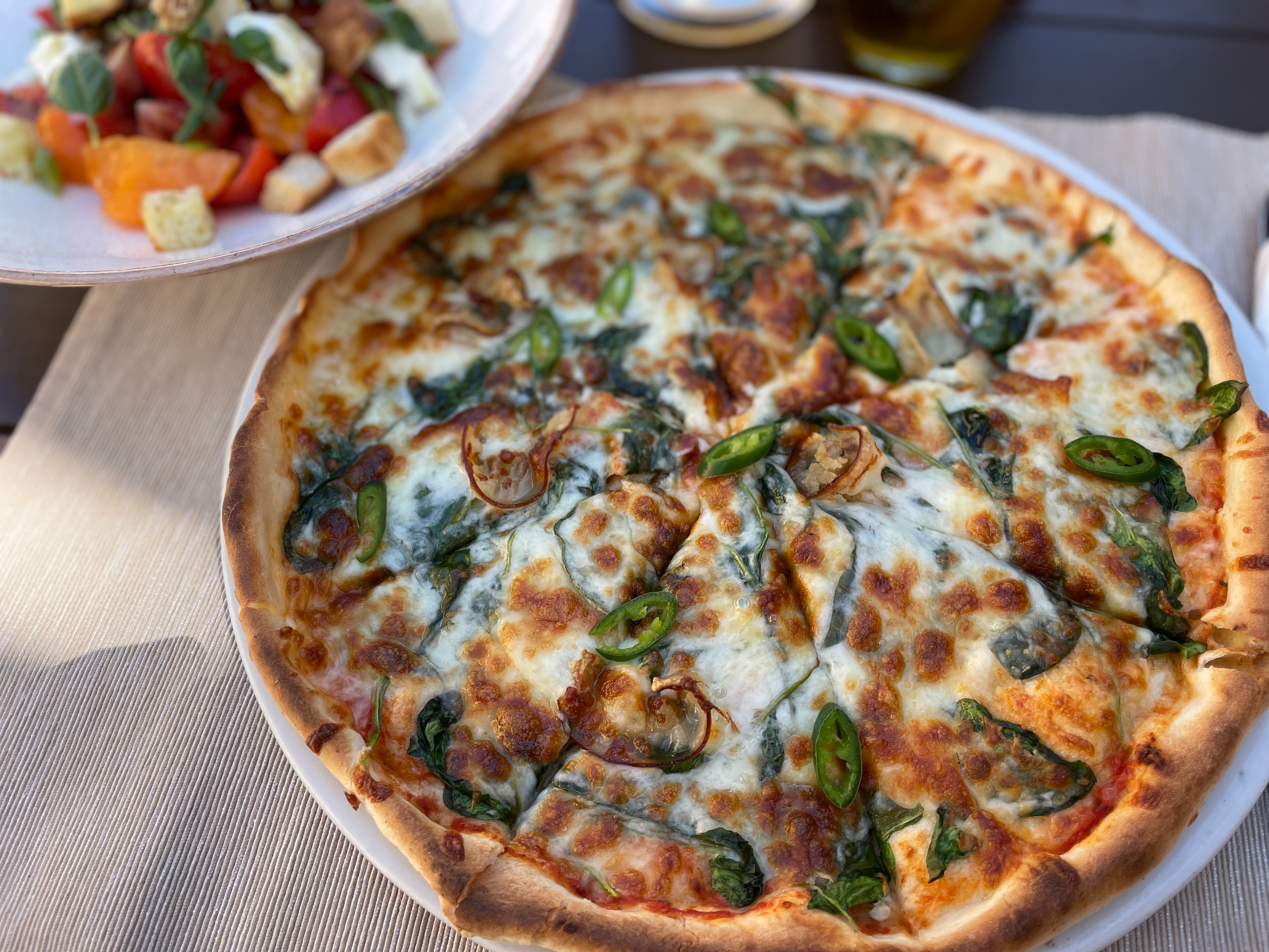 Pizza cu slanina restaurant La Pasaj