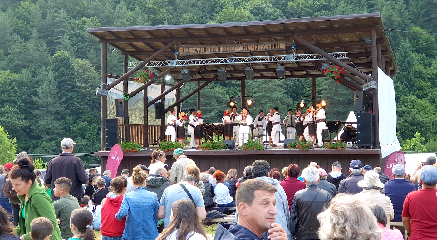 Festivalul Bujorului de munte: de la reuniunea comunităților, la Junii Sibiului și la cel mai bun bulz ori ceaun de miel