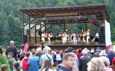 Festivalul Bujorului de munte: de la reuniunea comunităților, la Junii Sibiului și la cel mai bun bulz ori ceaun de miel