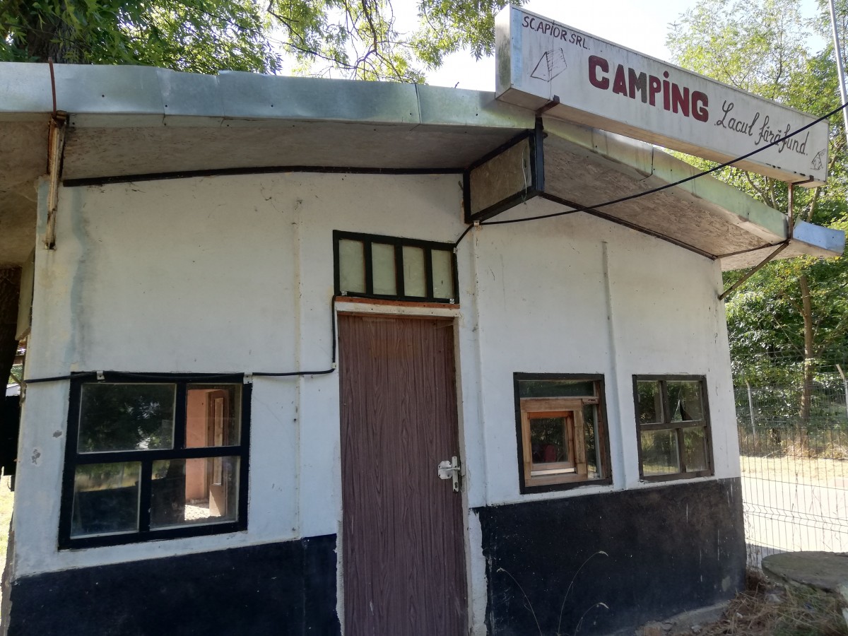 Cu rulotele la Ocna Sibiului: a fost lansată licitația pentru amenajarea zonei de campare, cu bani de la CNI. În 2019, primarul semna un contract de finanțare cu ministrul Turismului Trif, dar nu a mai solicitat banii