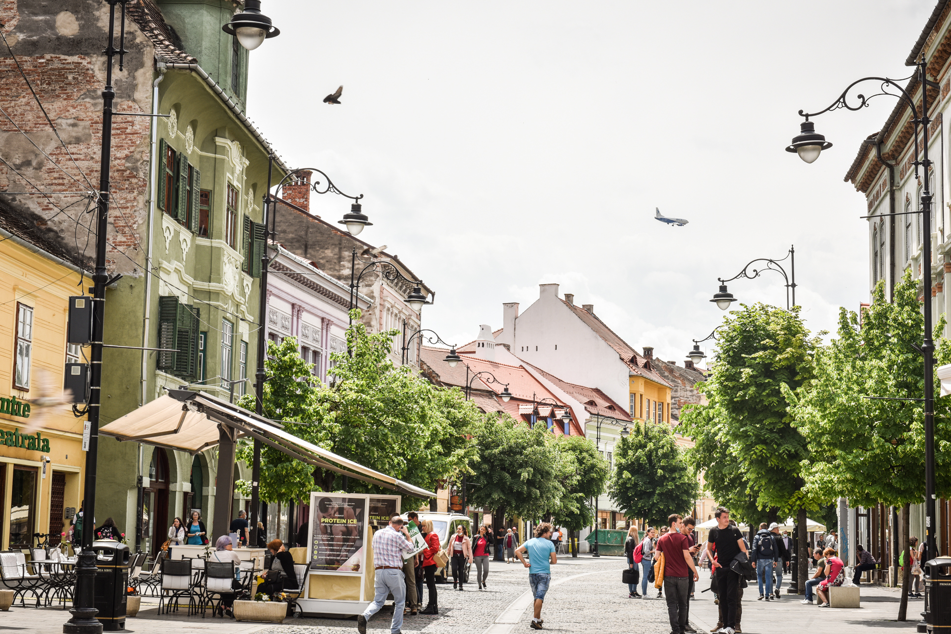 Comparație între aeroporturile din Sibiu și Brașov: La un pasager din Brașov sunt 4 în Sibiu, dar viitorul pare mai promițător în județul vecin
