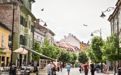 Comparație între aeroporturile din Sibiu și Brașov: La un pasager din Brașov sunt 4 în Sibiu, dar viitorul pare mai promițător în județul vecin