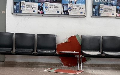 Aeroportul Sibiu: O bucată din tavanul sălii de așteptare a căzut lângă pasageri. ”Nu sunt răniți”