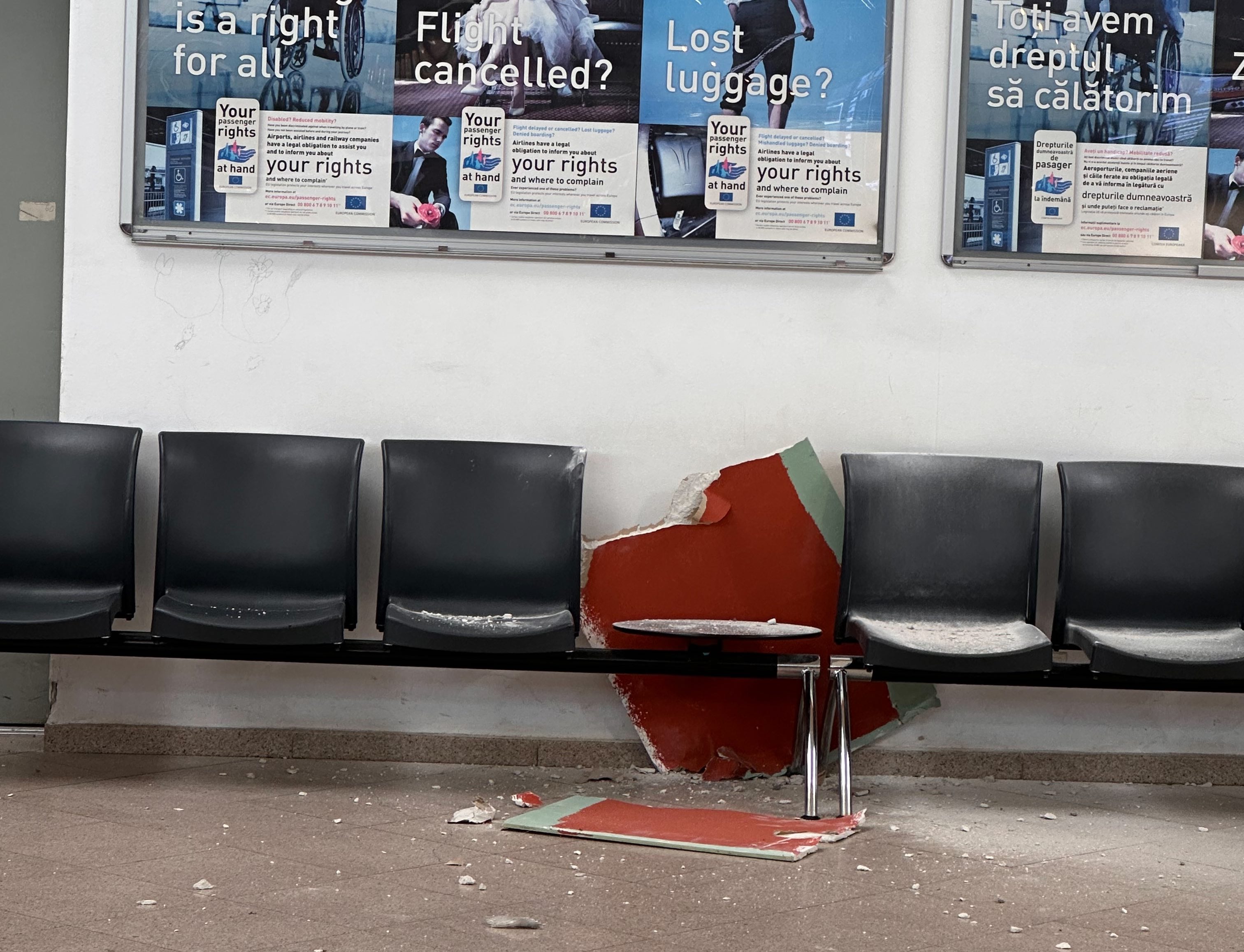 Aeroportul Sibiu: O bucată din tavanul sălii de așteptare a căzut lângă pasageri. ”Nu sunt răniți”