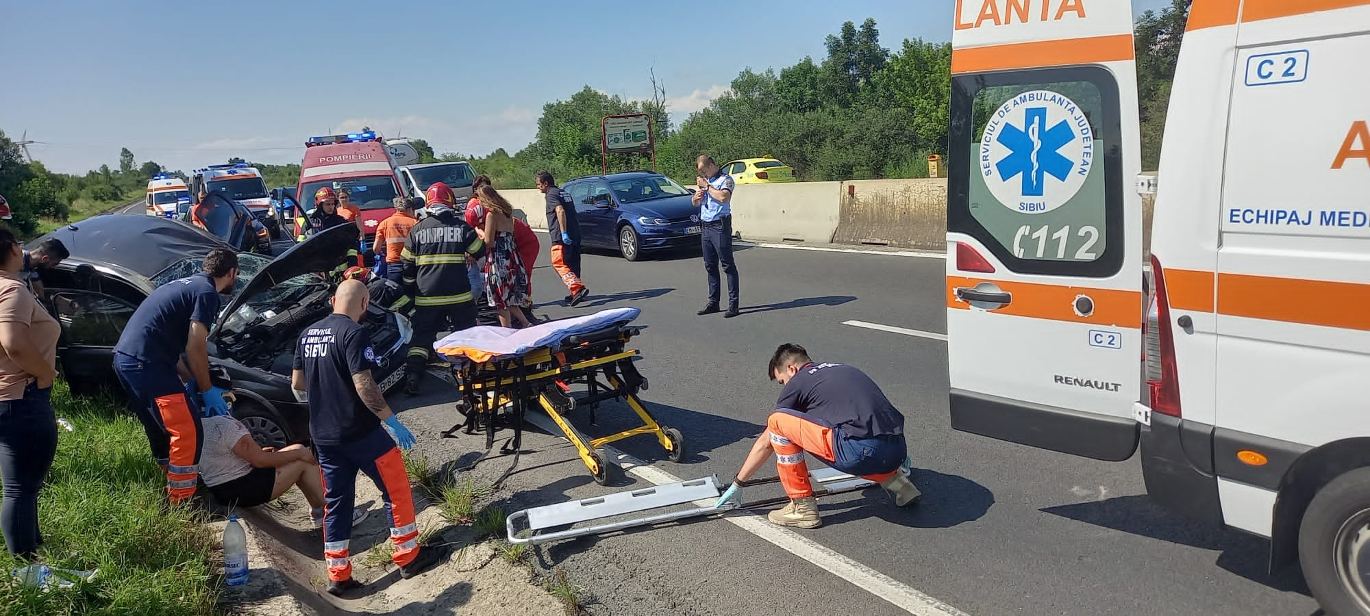 Accident la Veștem: Două fete, de 6 și 9 ani, au ajuns la spital după ce o șoferiță a ieșit în afara drumului