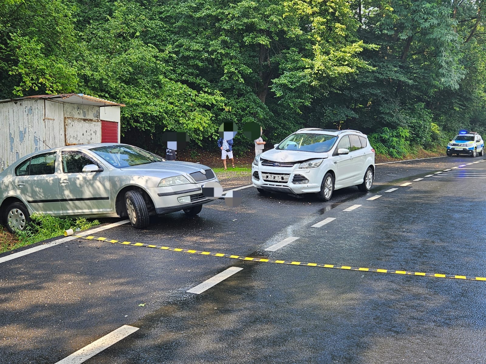 Accident în lanț pe Hula Bradului. O femeie aflată pe marginea drumului este rănită