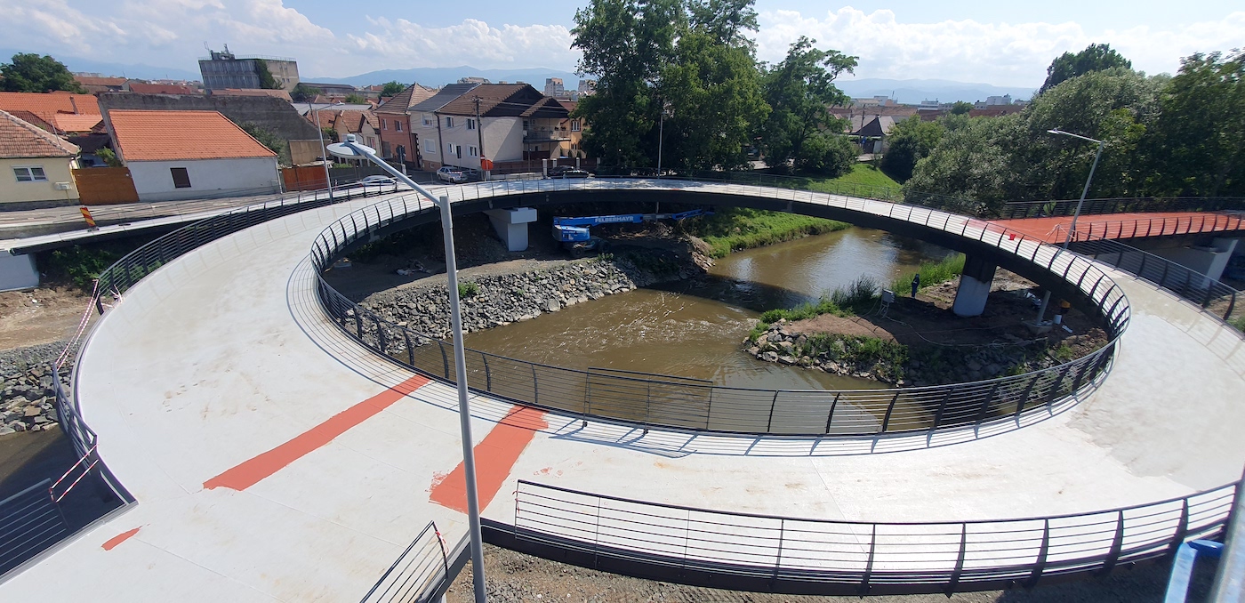 Structura podului circular de pe Cibin a fost finalizată: pe 4 august se inaugurează pista. „Bucata lipsă” va fi construită tot de Con-A