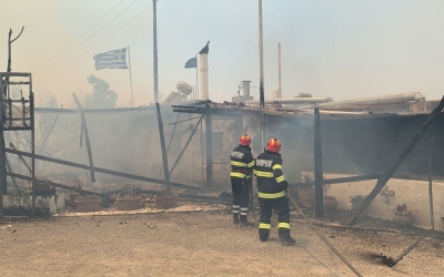 Turiştii români care au cazări în partea de sud a insulei Rhodos, afectată de incendii, vor fi relocaţi în nord