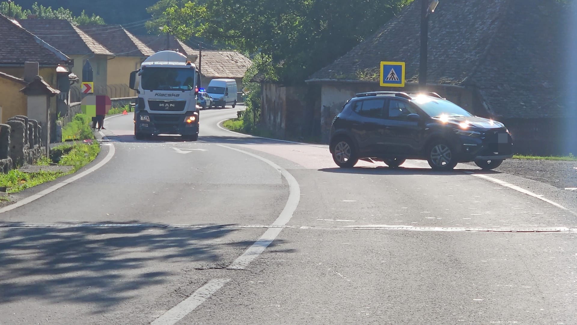 Accident pe Valea Oltului: O cisternă a lovit o mașină oprită să dea prioritate pietonilor