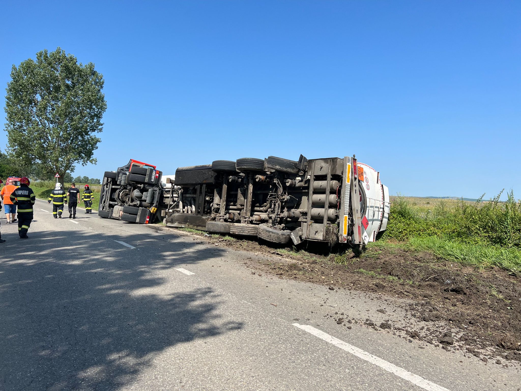 Cisternă cu 17 tone de motorină răsturnată pe Calea Șurii Mici. Trafic blocat complet