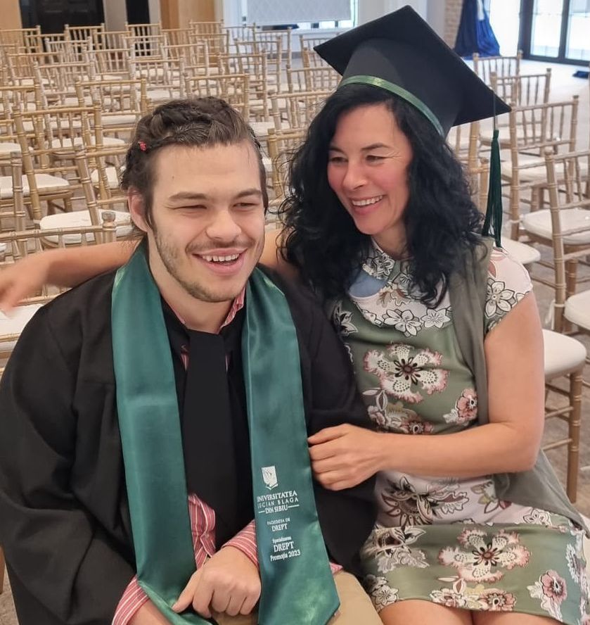 Carol, un tânăr cu dizabilităţi, a terminat Dreptul de la Sibiu cu nota 10. „În primul an de facultate, nimeni nu credea că pot ajunge prea departe”