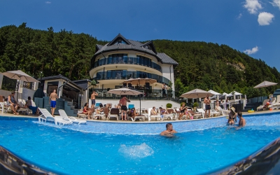Răcoare și răsfăț la doi pași de Sibiu: Carpentiere Arena are piscină încălzită, mâncare tradițională și cazare cu priveliște