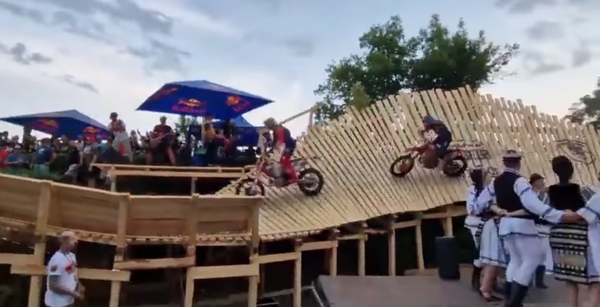 VIDEO Episodul rock-enduro-muzică populară de la Sibiu, reluat la Timișoara. De această dată doar volei-horă