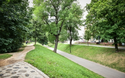 Alee cu ”licurici”, șezlonguri și bănci rotunde: Parcul Cetății intră în modernizare, contract de 2,3 milioane de lei