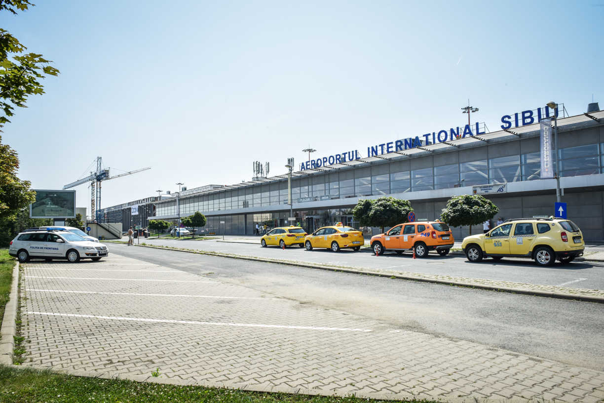 100 de pasageri care au venit la Sibiu cu avionul de la Munchen nu au putut să își ia bagajele pentru că erau puse într-un container special. Pe aeroportul din Sibiu bagajele sunt încărcate şi descărcate manual