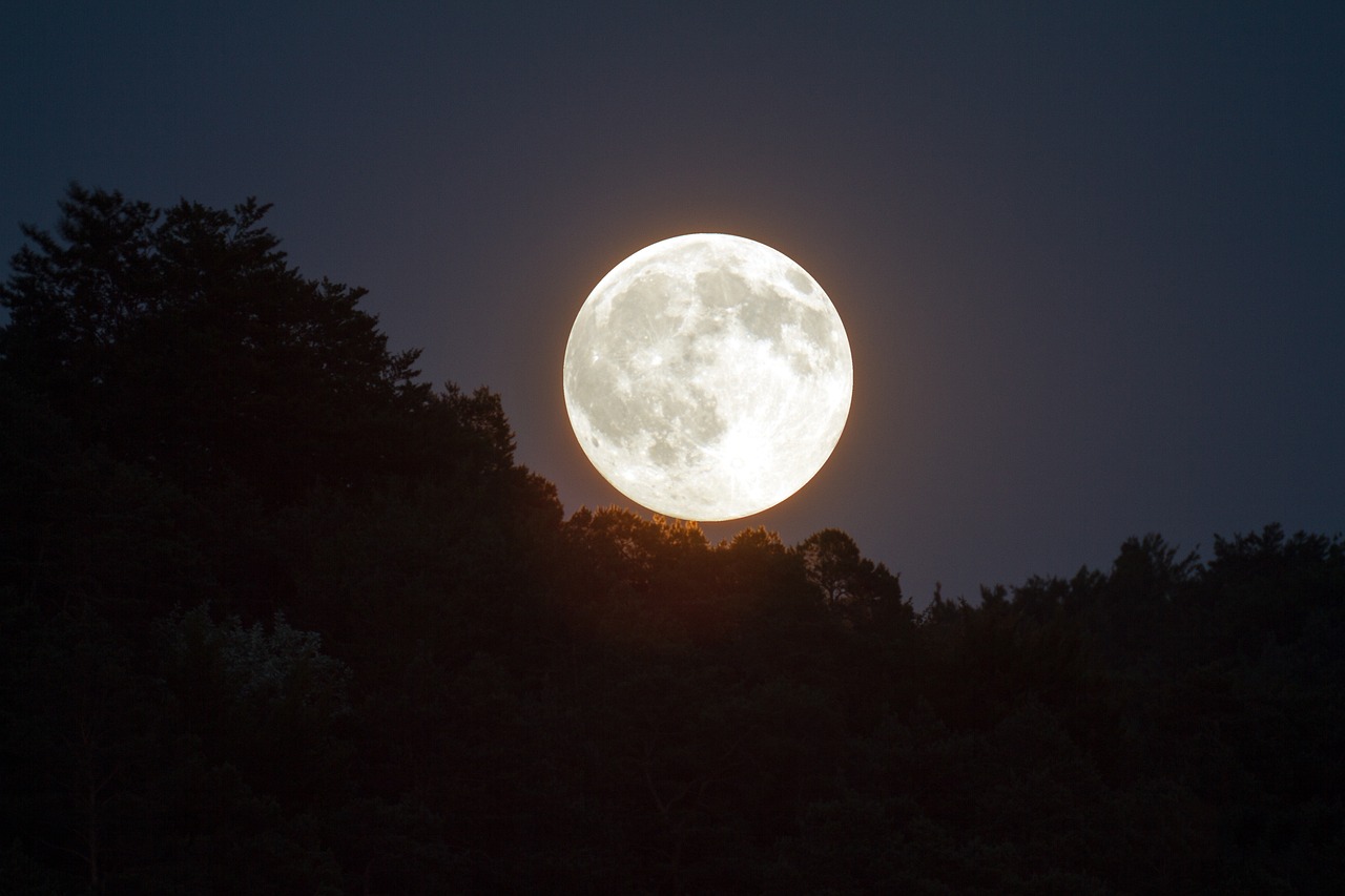 Pasionaţii de astronomie vor avea parte de două „super-Luni” în august, dintre care o „Lună albastră”