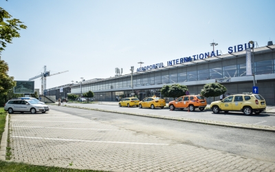 100 de pasageri care au venit la Sibiu cu avionul de la Munchen nu au putut să își ia bagajele pentru că erau puse într-un container special. Pe aeroportul din Sibiu bagajele sunt încărcate şi descărcate manual