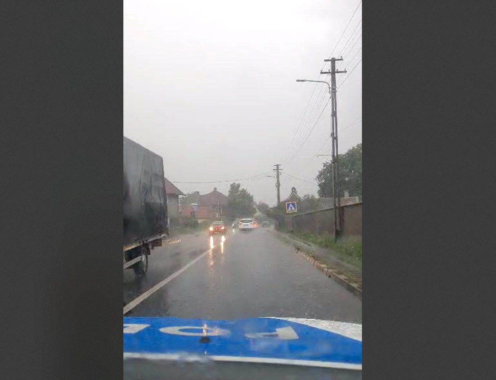 Poliția Sibiu: Trafic îngreunat de ploaie pe DN 1, între Porumbacu de Jos și Scoreiu