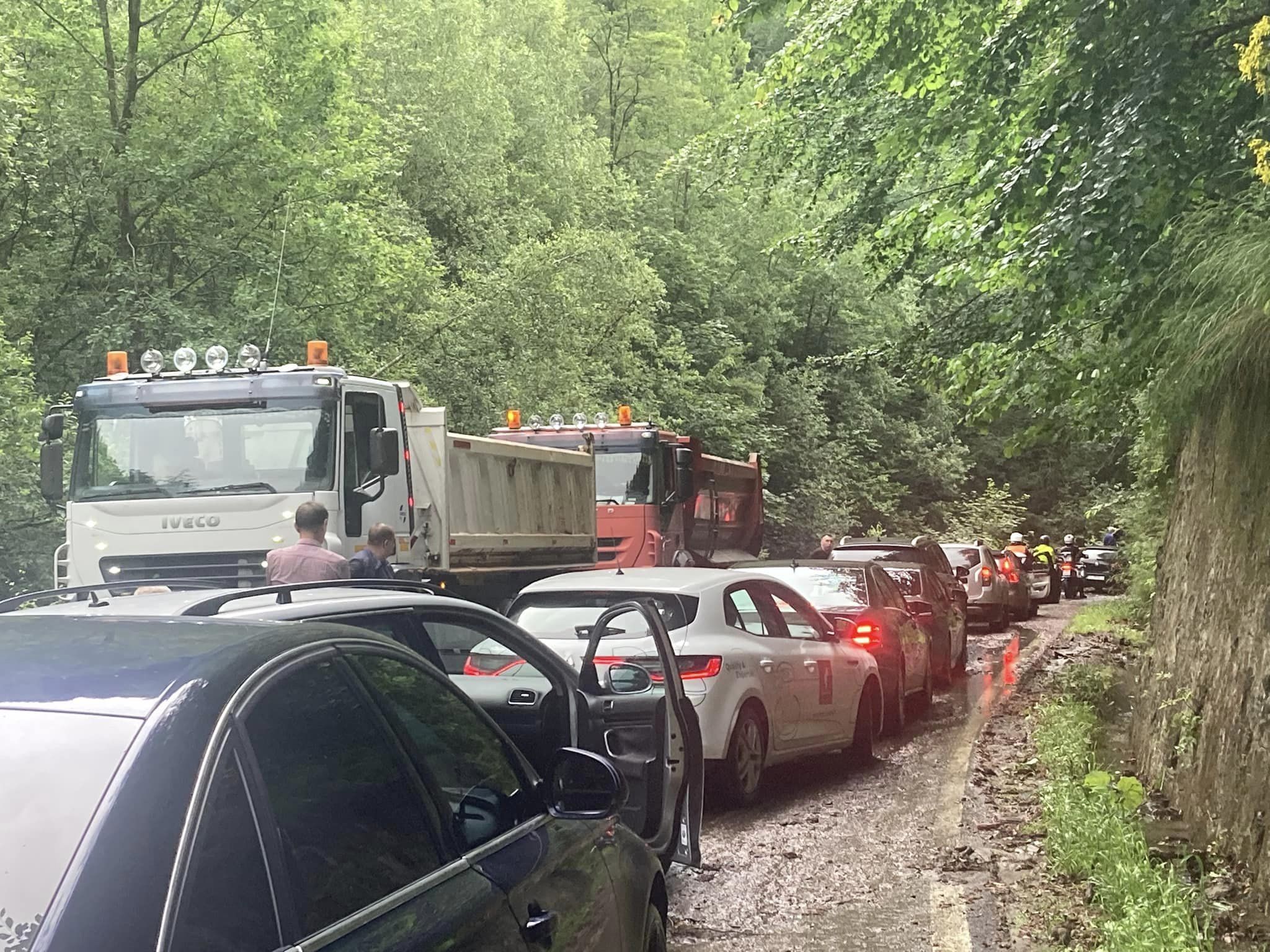 Circulația pe Transfăgărășan, închisă până vineri din cauza aluviunilor. O turistă poloneză a fost rănită ușor
