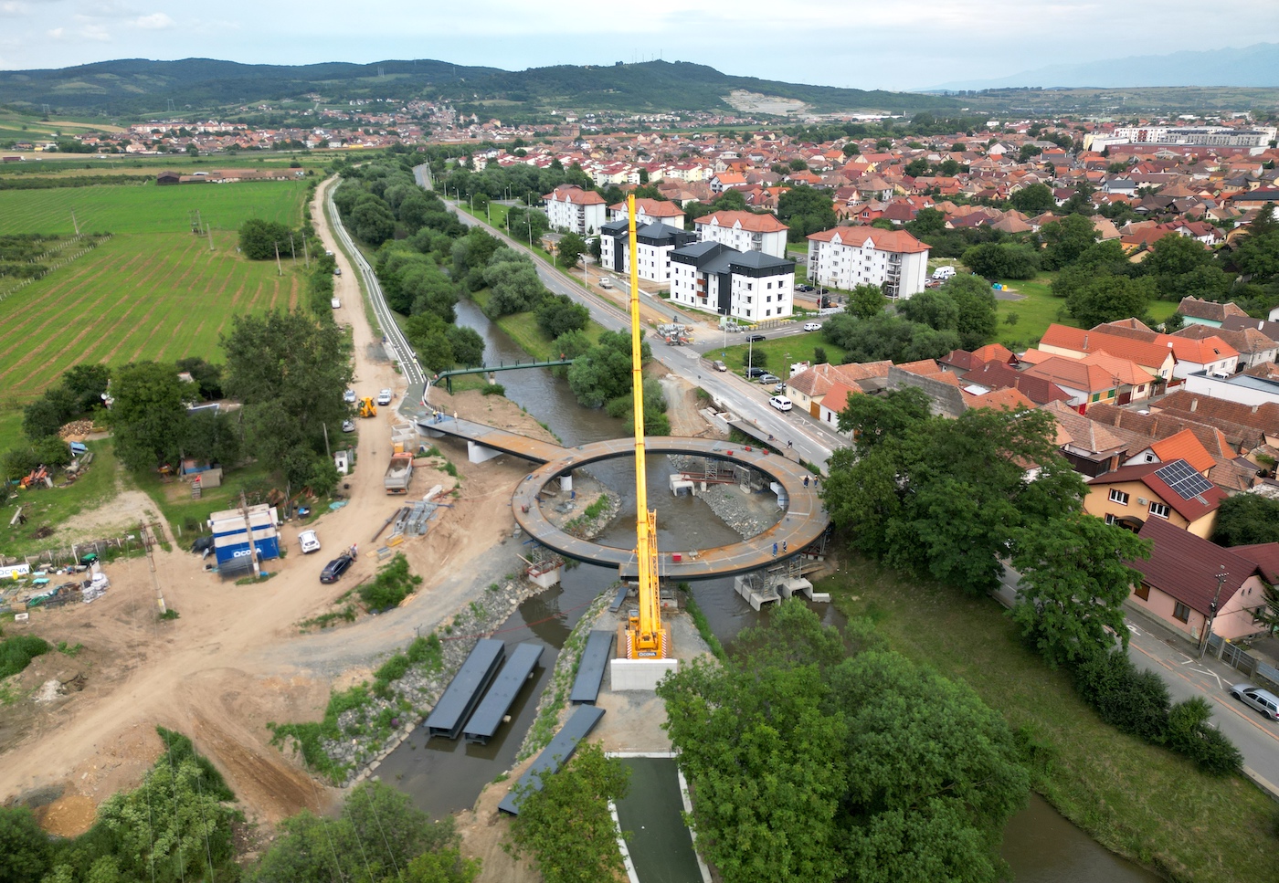 Pista de pe malurile Cibinului are și asfalt verde și marcaj: va fi deschisă circulației în aproximativ o lună