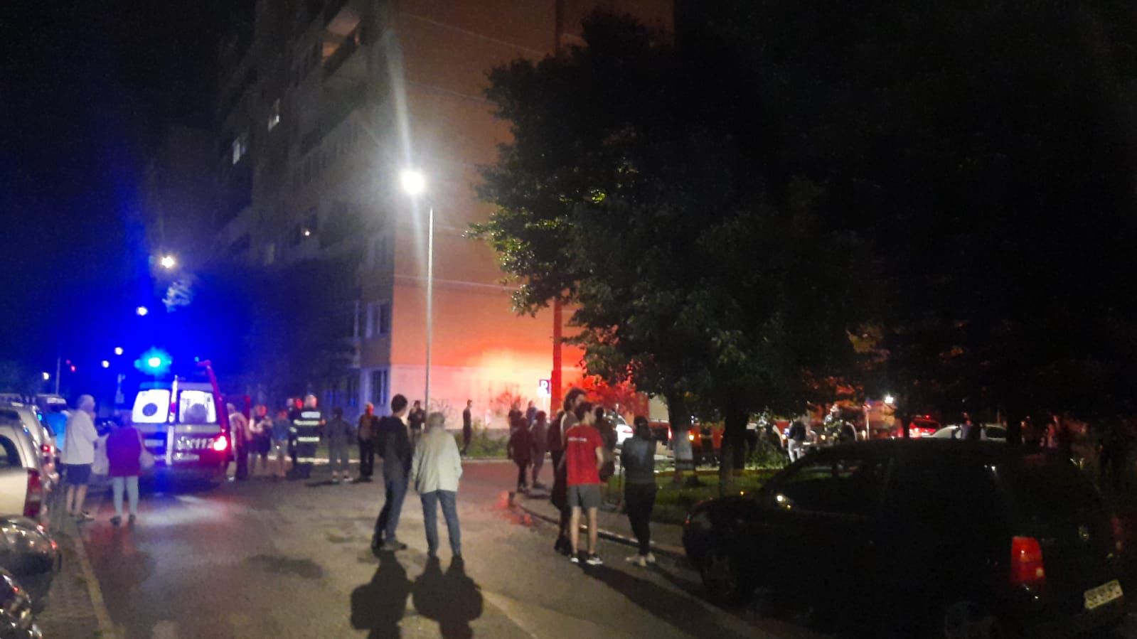 Incendiu la subsolul unei clădiri cu zece etaje din Sibiu. Au ars mai multe bunuri depozitate în boxe, aproape 70 de persoane fiind evacuate preventiv