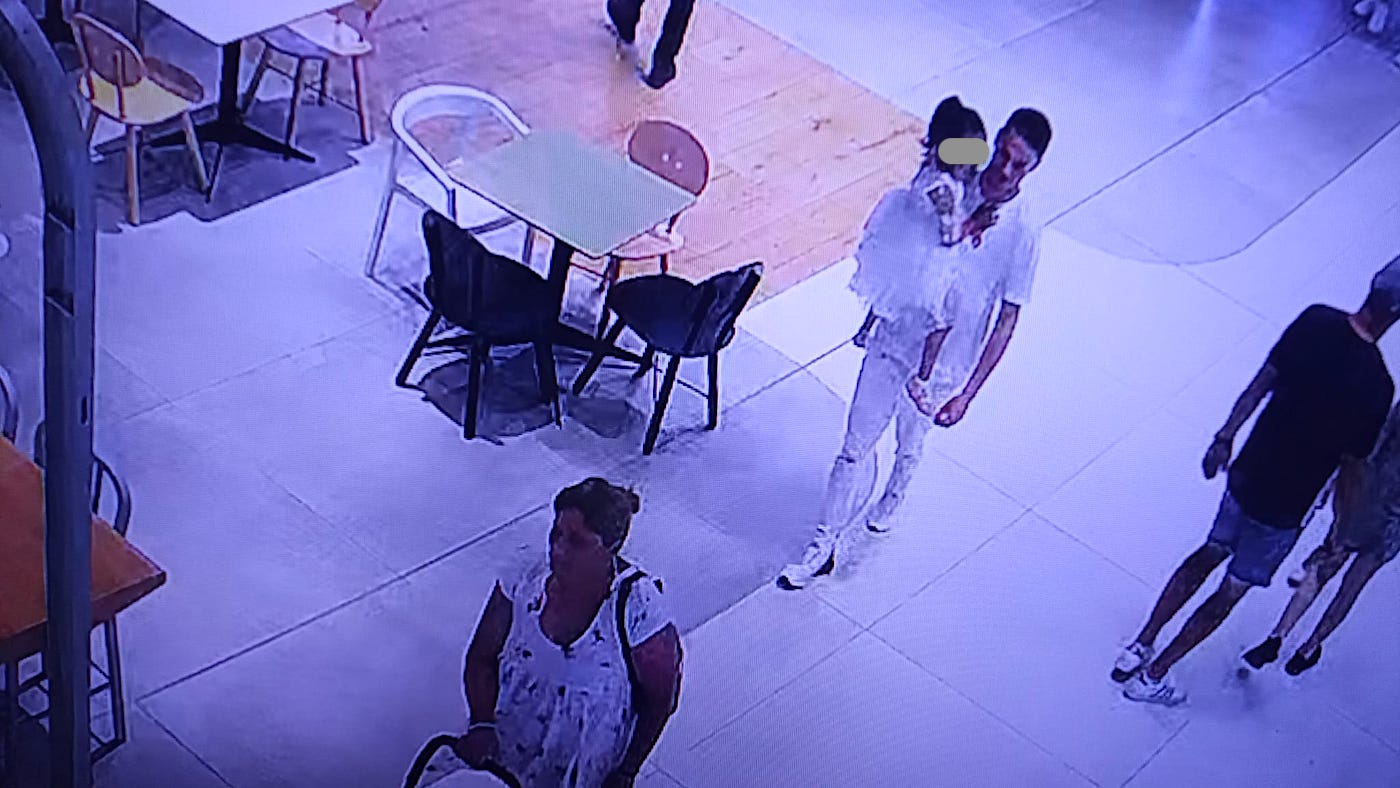 „Îi poate recunoaște cineva?”. În plină zi, în mall-ul din Sibiu, o femeie a furat telefonul unui copil în timp ce era cu fiica sa de mână