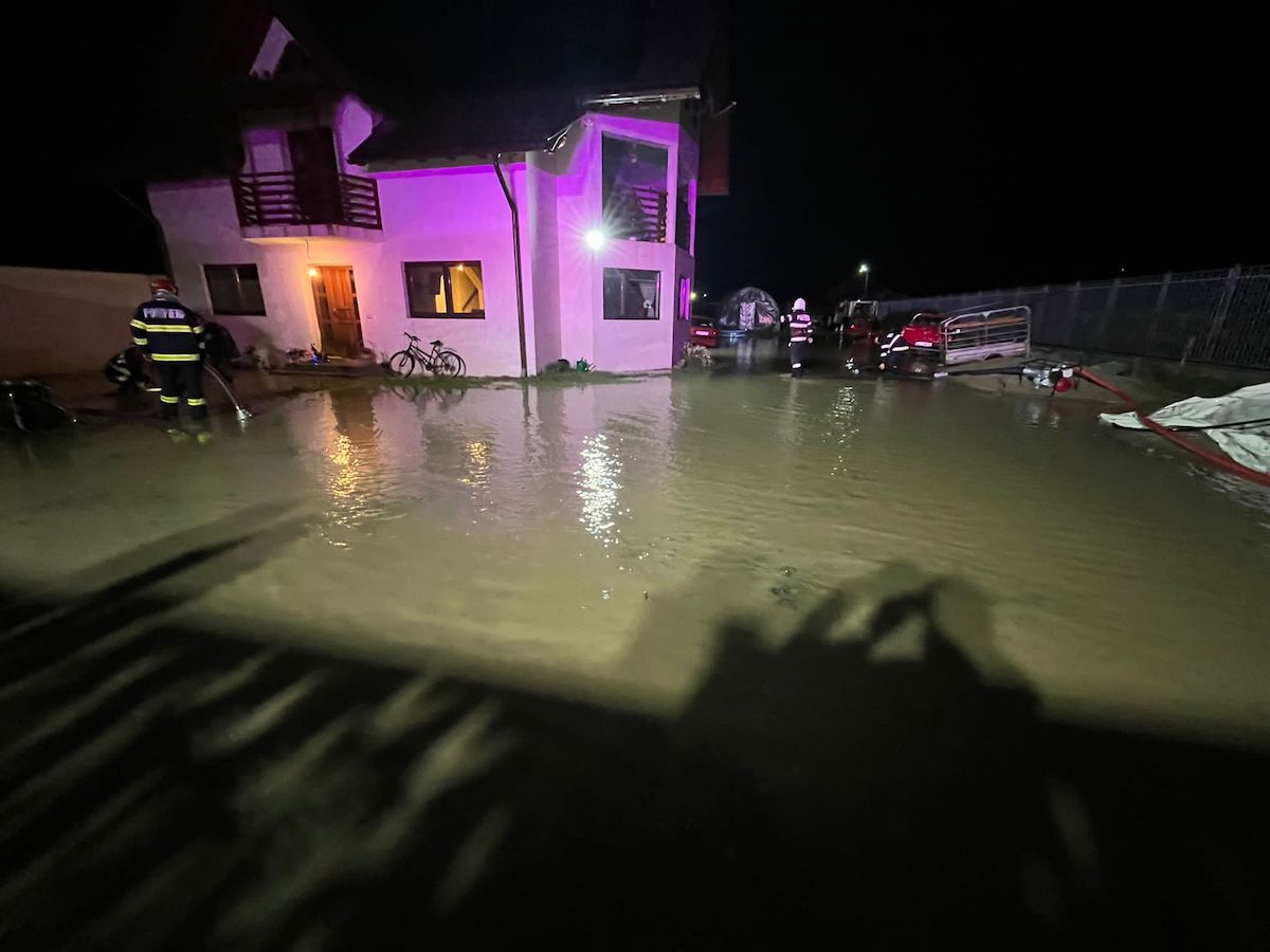 Inundații de jumătate de metru în Scoreiu. Intervenția pompierilor la o casă