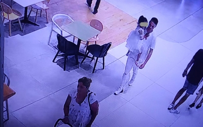 „Îi poate recunoaște cineva?”. În plină zi, în mall-ul din Sibiu, o femeie a furat telefonul unui copil în timp ce era cu fiica sa de mână