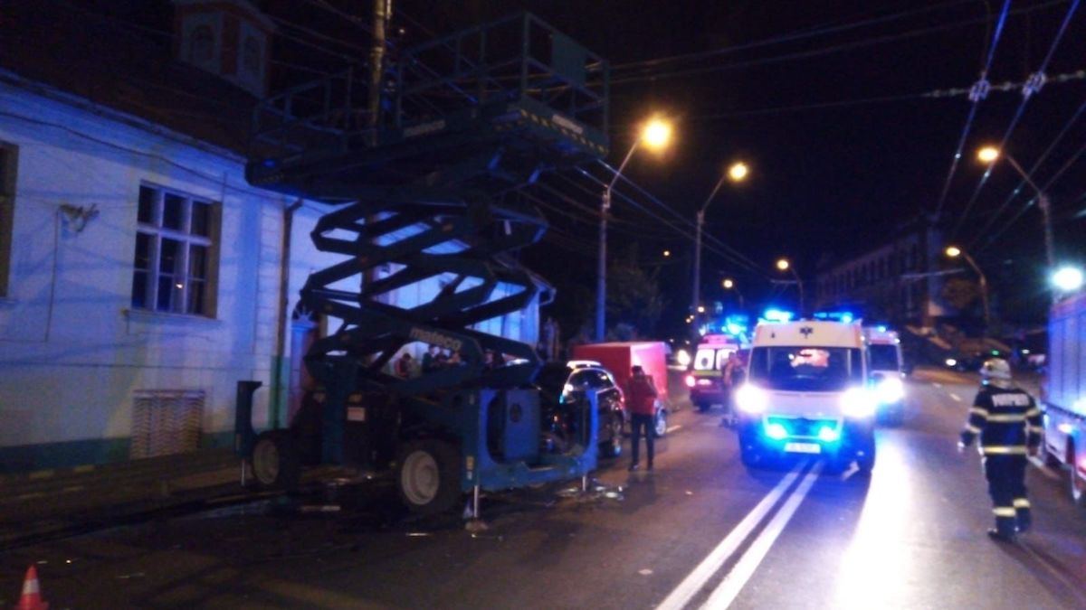 Un șofer neatent a intrat în plin într-o macara. 4 muncitori care lucrau la liniile de troleibuz din Mediaș au fost răniți