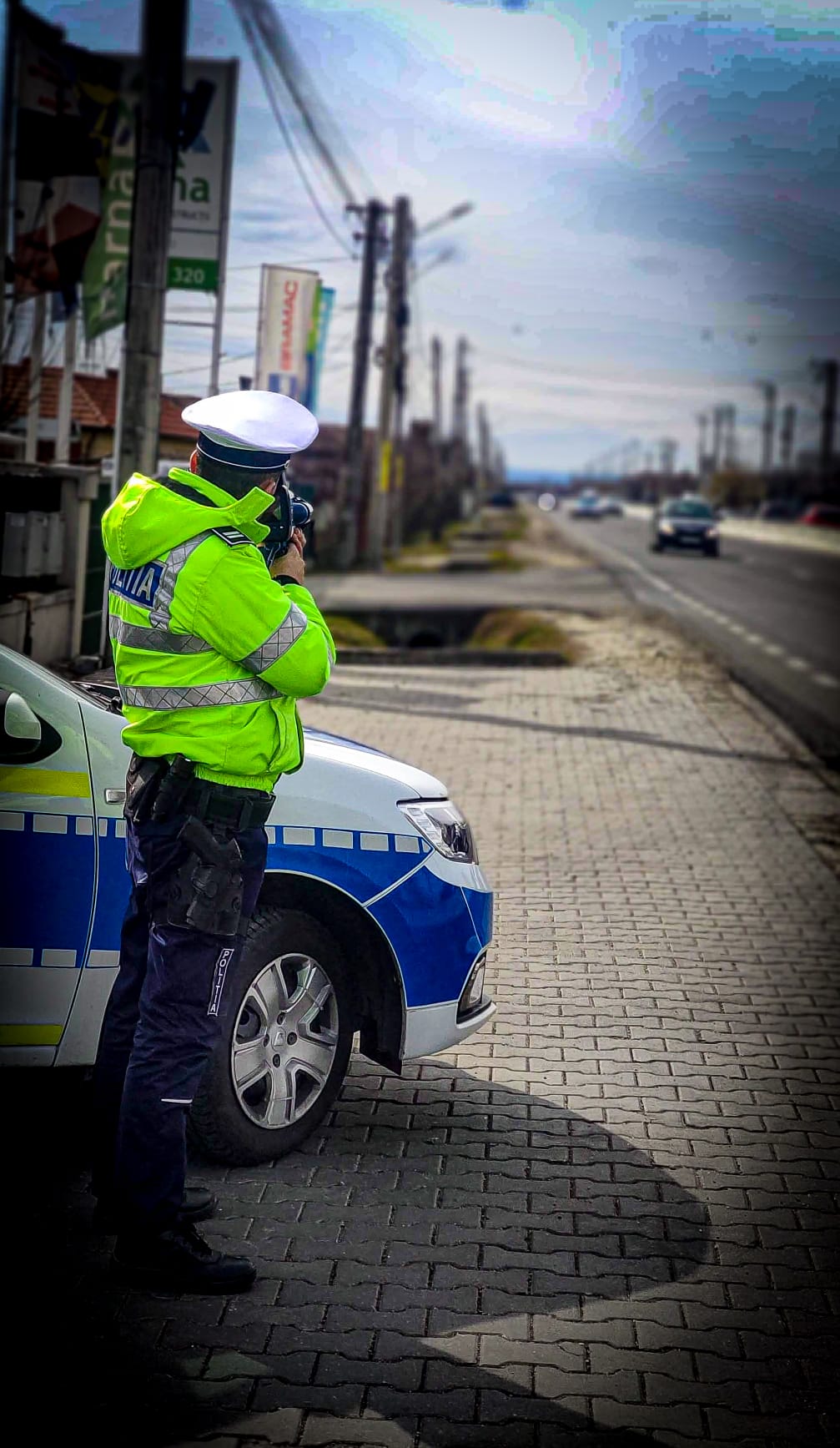 Un tânăr gonea fără permis, într-o mașină cu plăcuțele de înmatriculare de la alt autoturism: două dosare penale