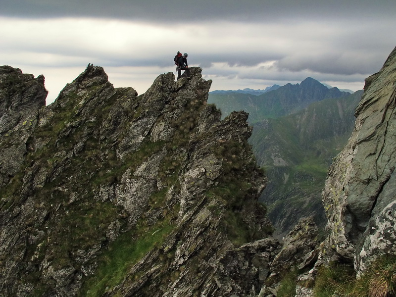 Patru turiști, fără experiență, blocați noaptea pe un traseu de alpinism. Salvamontiștii sibieni au chemat pentru un altul elicopterul