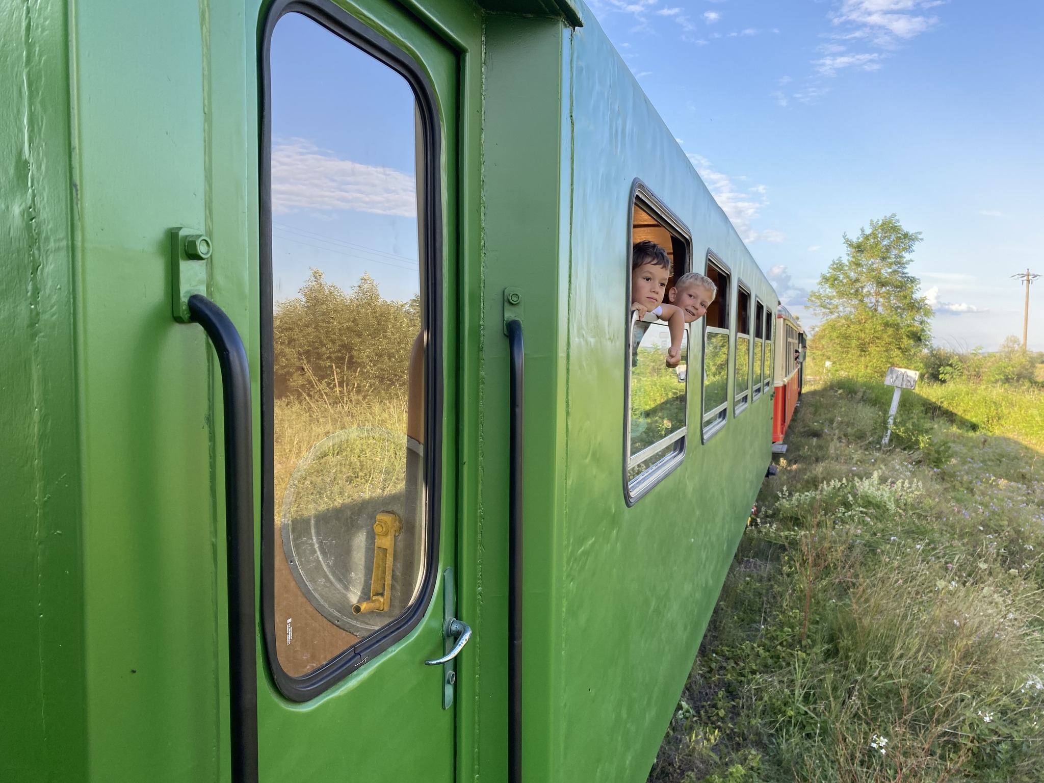 Mocănița de pe Valea Hărtibaciului are acum în garnitură primul vagon românesc